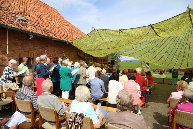 Gottesdienst unter dem Fallschirm in Lübrechtsen