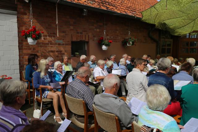 Gottesdienst unter dem Fallschirm in Lübrechtsen