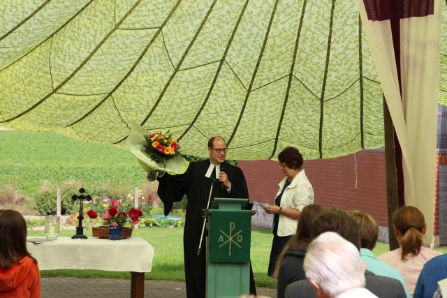 Gottesdienst unter dem Fallschirm in Lübrechtsen