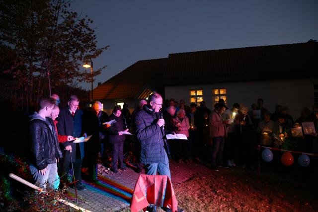 Pflanzen eines Apfelbaumes zum Lutherjahr vor der St. Katharinenkirche