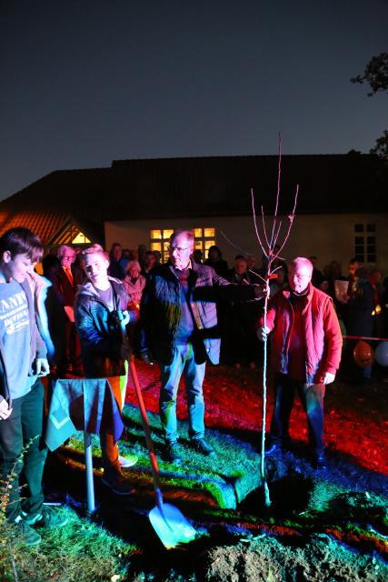 Pflanzen eines Apfelbaumes zum Lutherjahr vor der St. Katharinenkirche