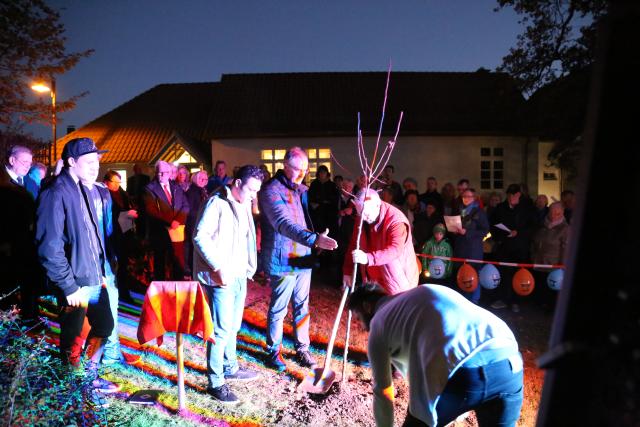 Pflanzen eines Apfelbaumes zum Lutherjahr vor der St. Katharinenkirche