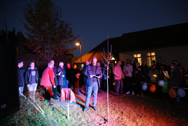 Pflanzen eines Apfelbaumes zum Lutherjahr vor der St. Katharinenkirche