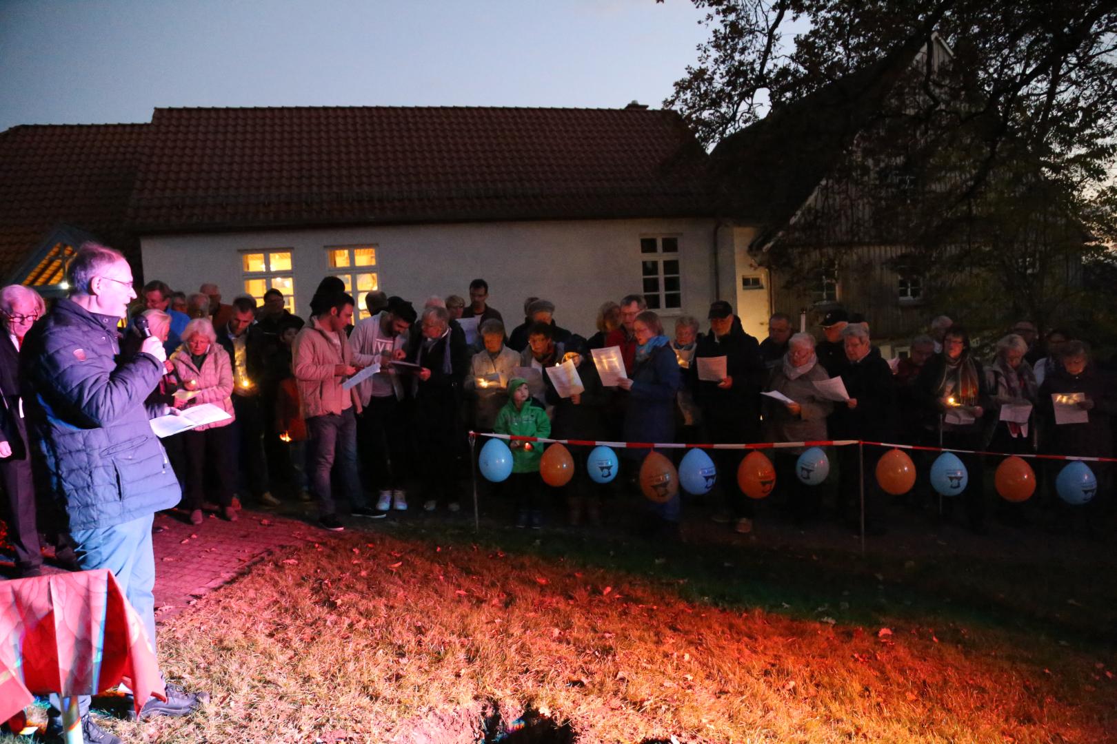 Pflanzen eines Apfelbaumes zum Lutherjahr vor der St. Katharinenkirche