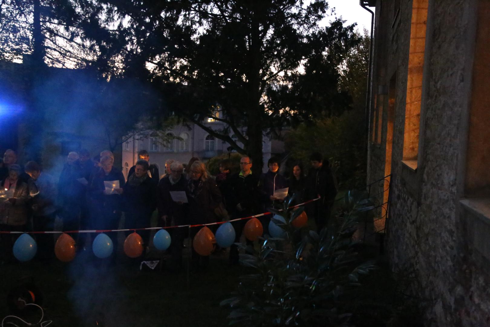 Pflanzen eines Apfelbaumes zum Lutherjahr vor der St. Katharinenkirche