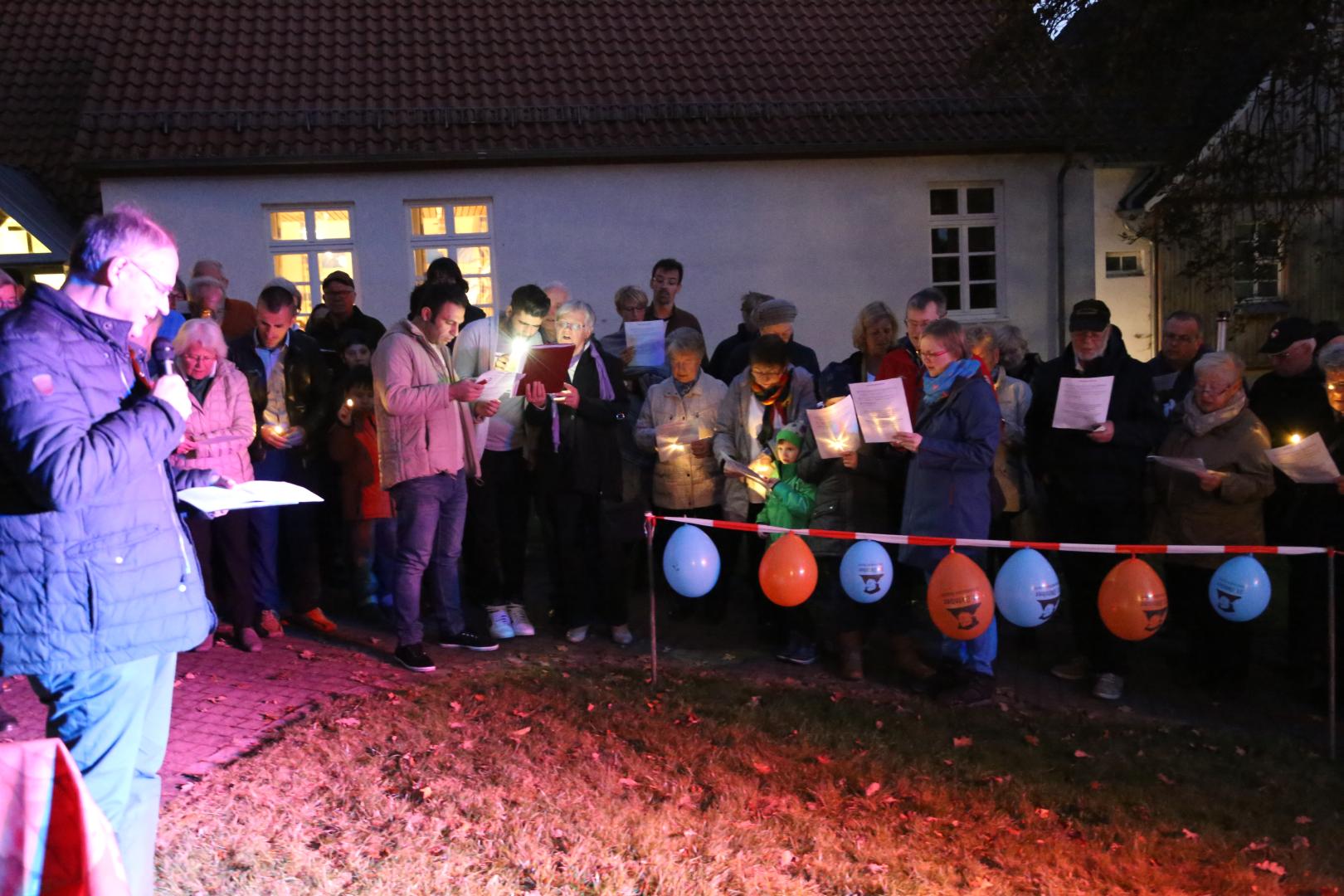 Pflanzen eines Apfelbaumes zum Lutherjahr vor der St. Katharinenkirche