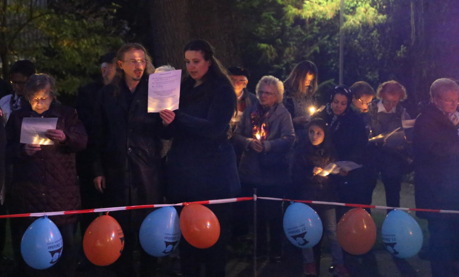 Pflanzen eines Apfelbaumes zum Lutherjahr vor der St. Katharinenkirche