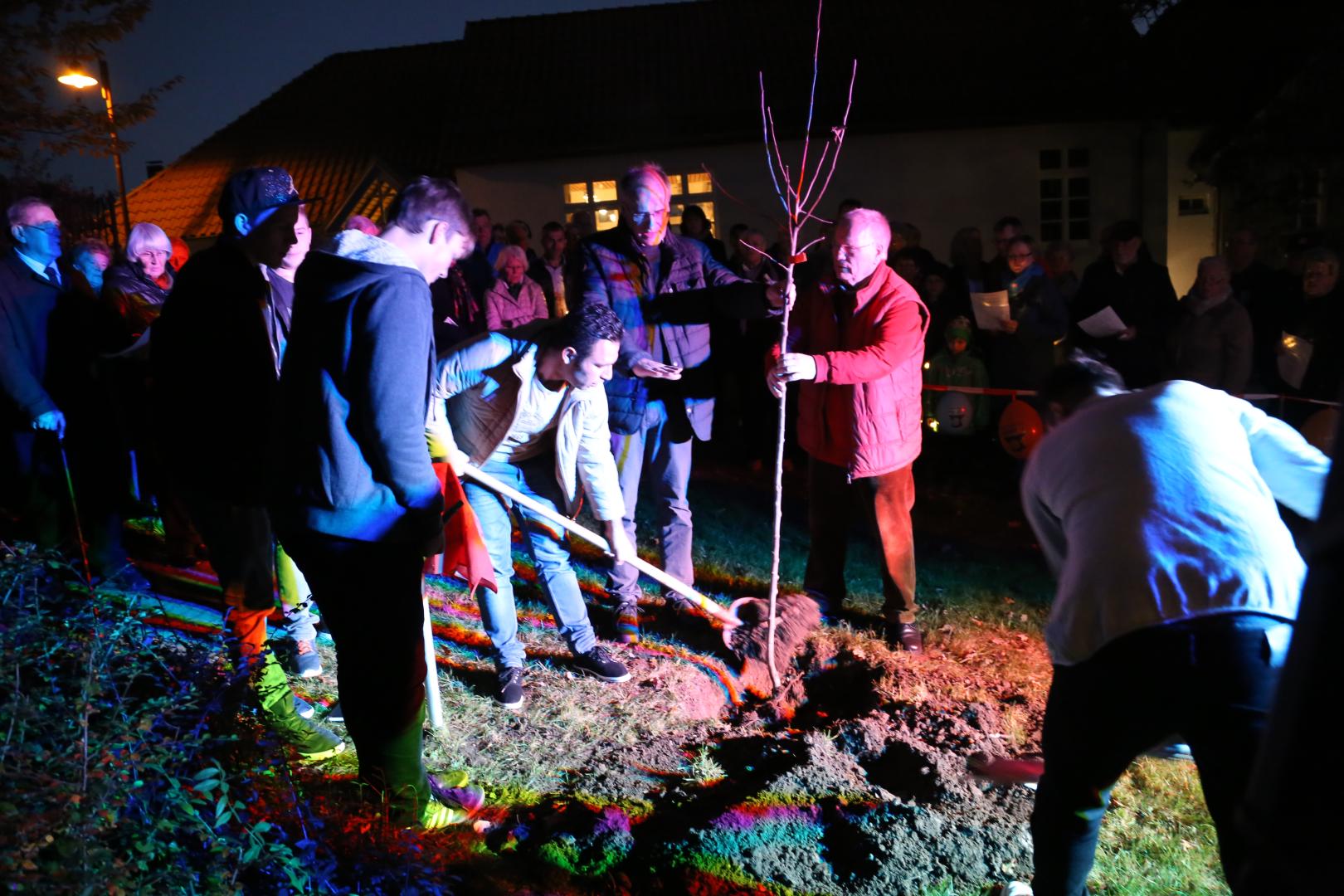 Pflanzen eines Apfelbaumes zum Lutherjahr vor der St. Katharinenkirche