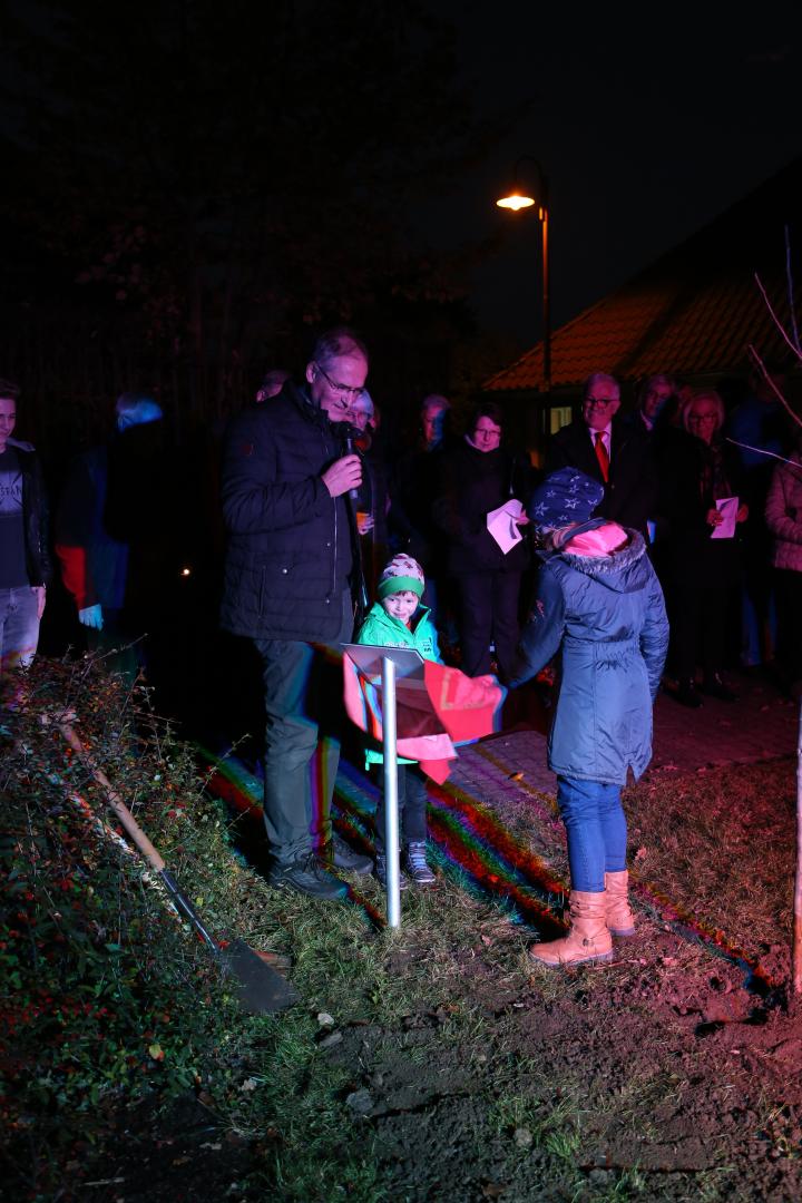 Pflanzen eines Apfelbaumes zum Lutherjahr vor der St. Katharinenkirche