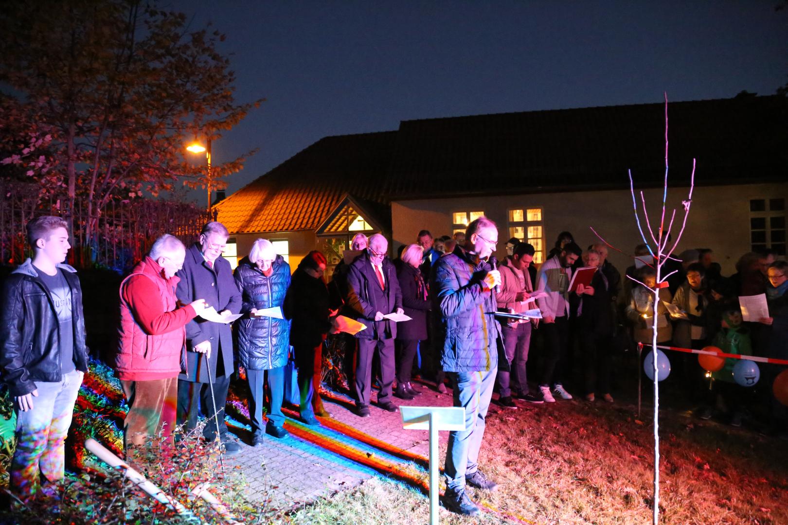 Pflanzen eines Apfelbaumes zum Lutherjahr vor der St. Katharinenkirche