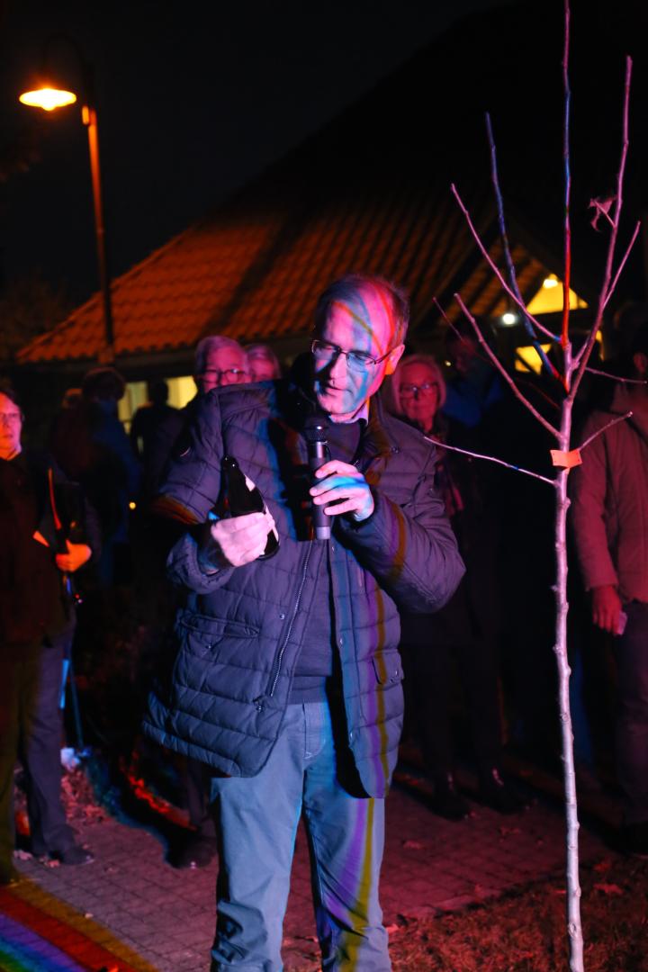 Pflanzen eines Apfelbaumes zum Lutherjahr vor der St. Katharinenkirche