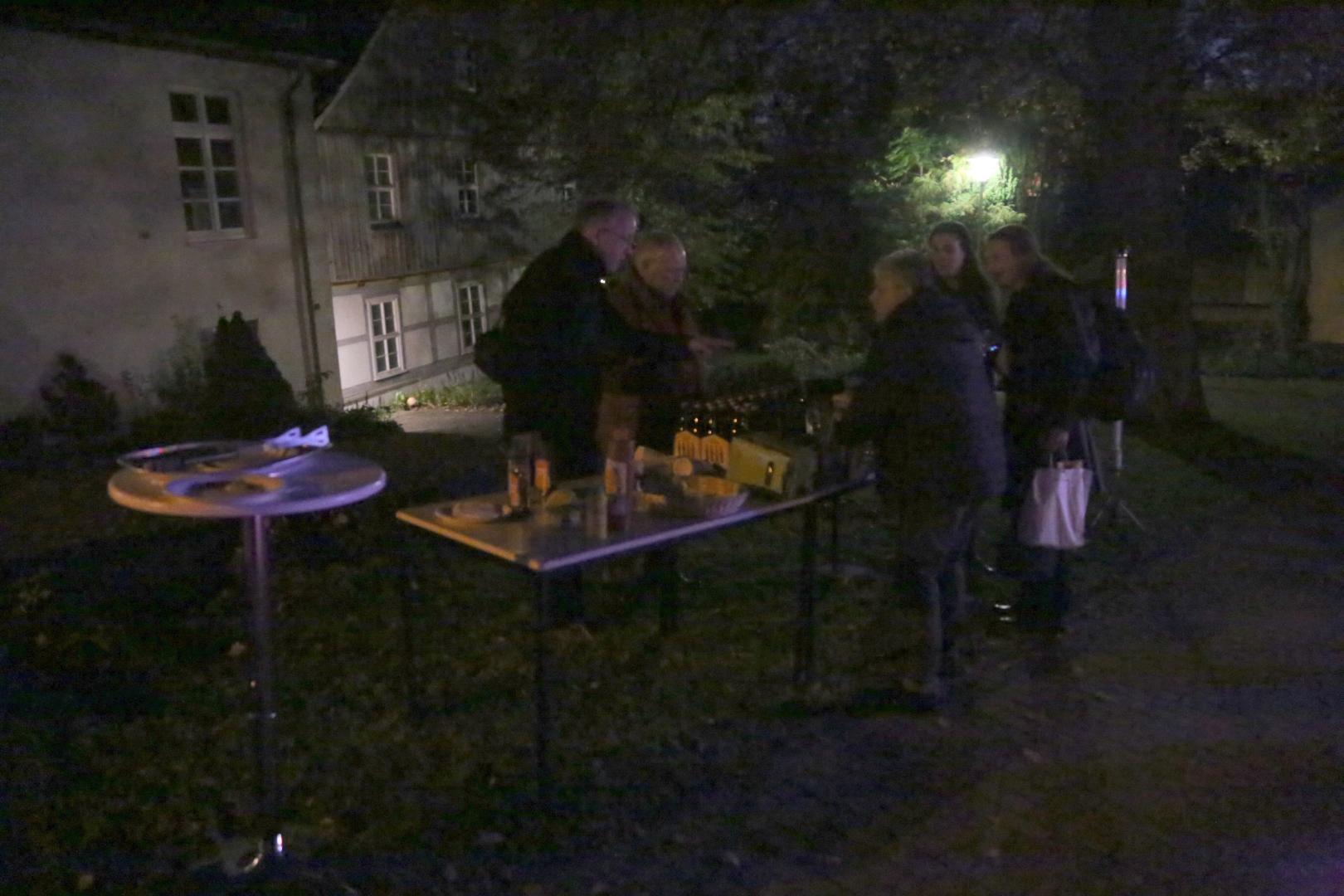 Pflanzen eines Apfelbaumes zum Lutherjahr vor der St. Katharinenkirche