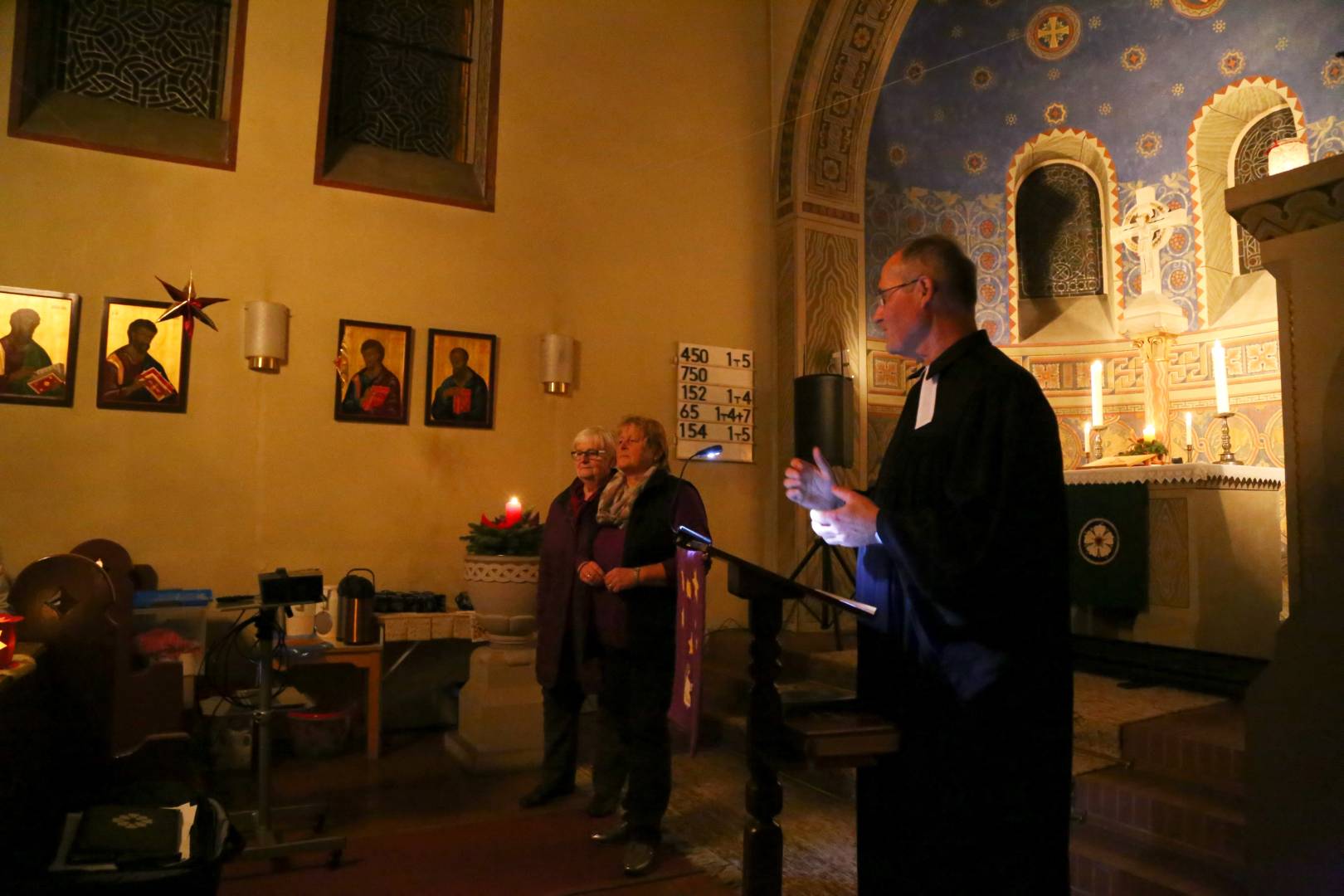 Lichtergottesdienst in der St. Franziskuskirche mit Start Lutheraktion: "Handschriftliche Bibel"