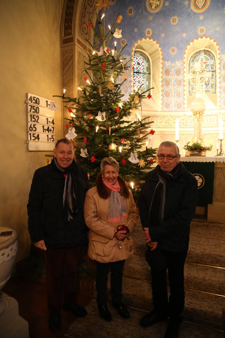 Aufstellung des Christbaumes in der St. Franziskuskirche