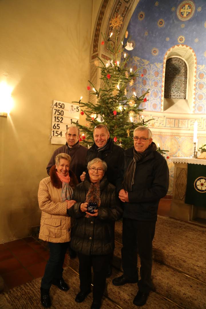 Aufstellung des Christbaumes in der St. Franziskuskirche