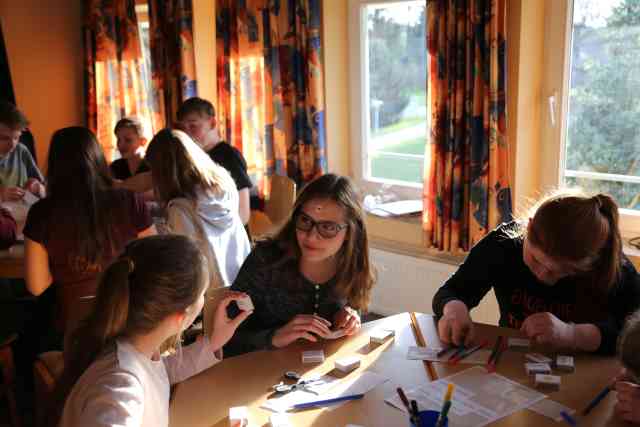 Vorbereitung des Vorstellungsgottesdienst der Konfirmanden in Krelingen