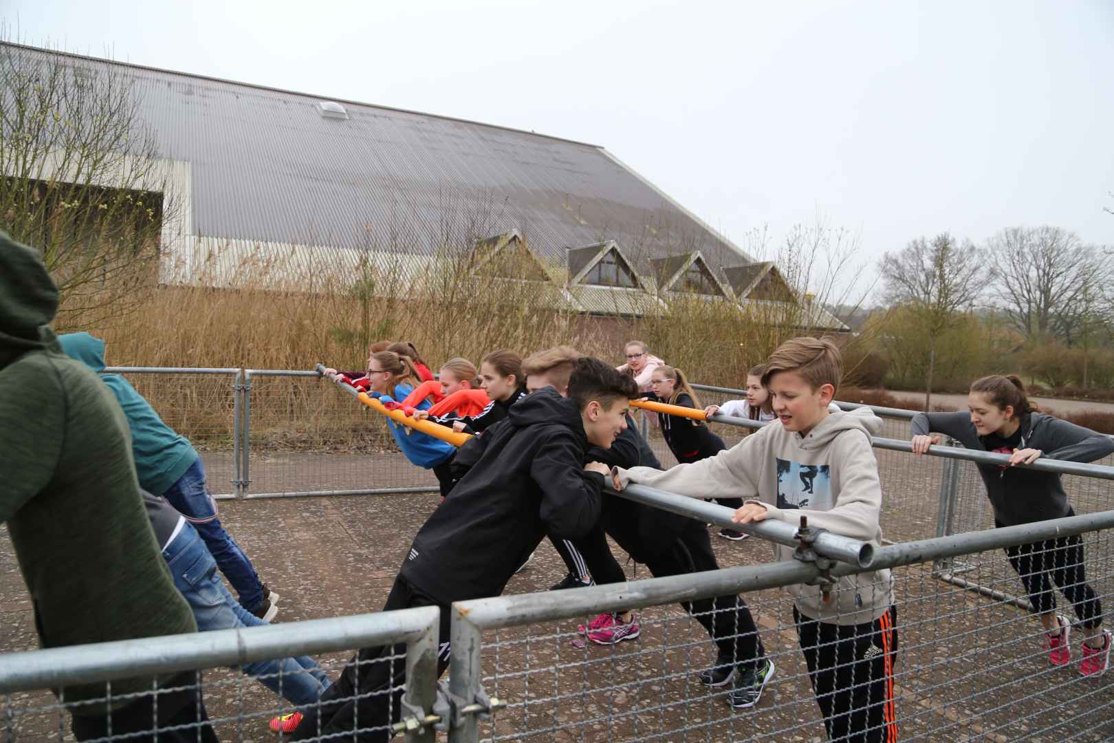 Vorbereitung des Vorstellungsgottesdienst der Konfirmanden in Krelingen