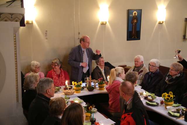 Tischabendmahl am Gründonnerstag in der St. Franziskuskirche