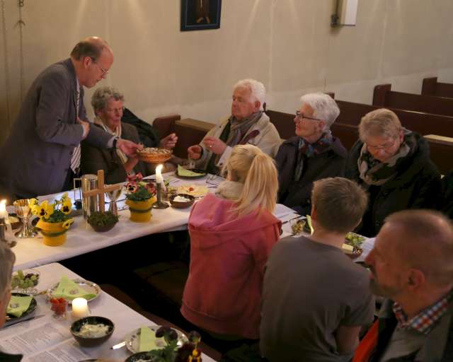 Tischabendmahl am Gründonnerstag in der St. Franziskuskirche