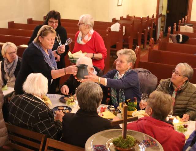 Tischabendmahl am Gründonnerstag in der St. Franziskuskirche