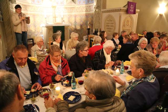 Tischabendmahl am Gründonnerstag in der St. Franziskuskirche