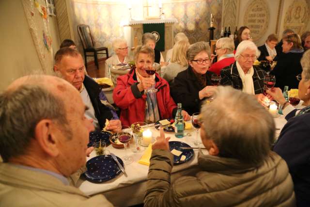 Tischabendmahl am Gründonnerstag in der St. Franziskuskirche