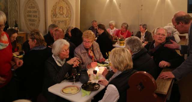 Tischabendmahl am Gründonnerstag in der St. Franziskuskirche