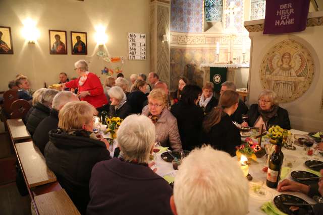 Tischabendmahl am Gründonnerstag in der St. Franziskuskirche