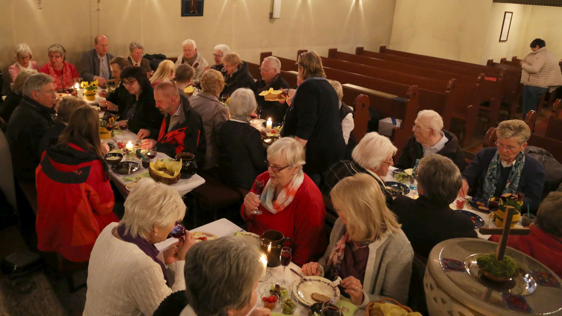 Tischabendmahl am Gründonnerstag in der St. Franziskuskirche