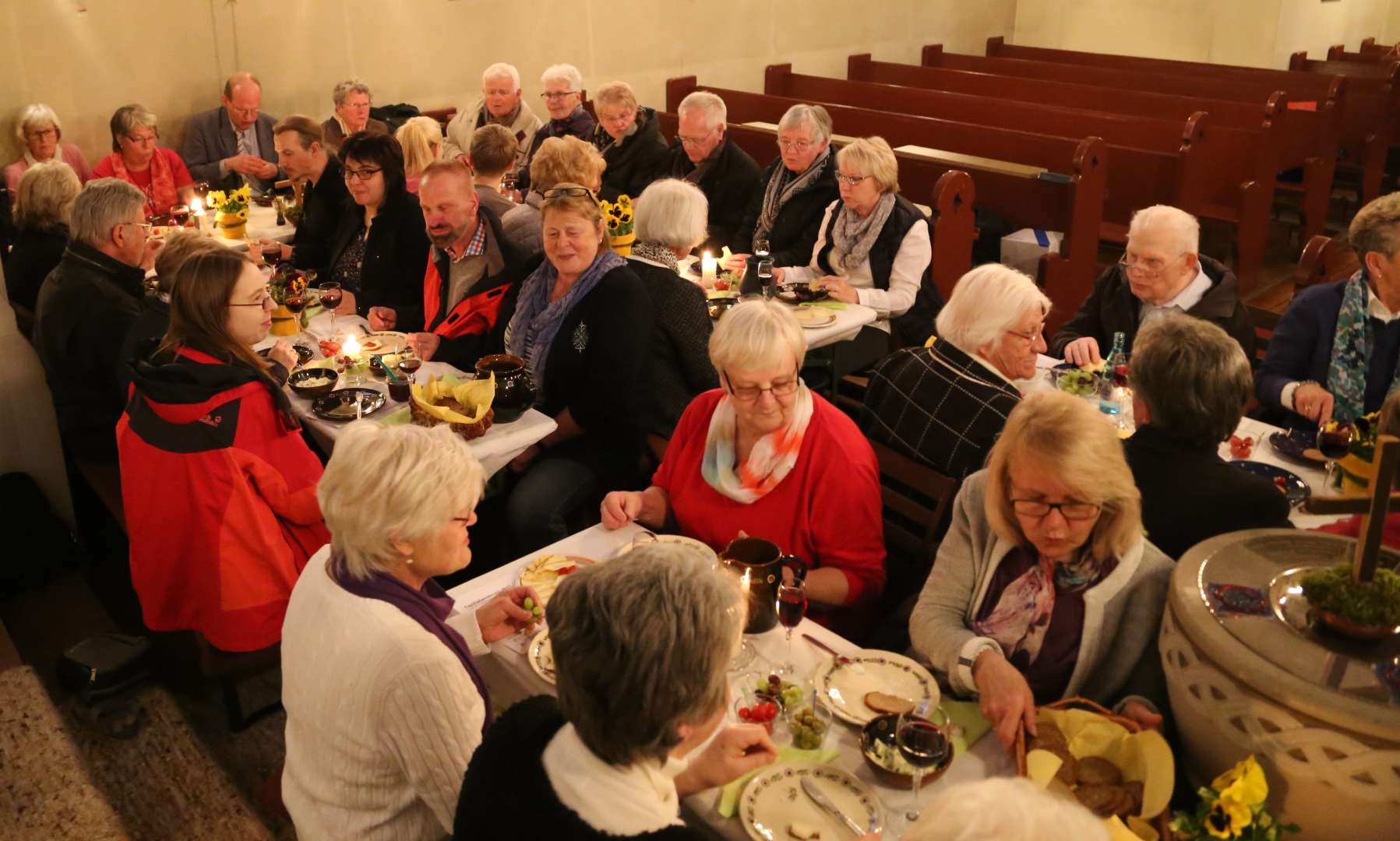 Tischabendmahl am Gründonnerstag in der St. Franziskuskirche