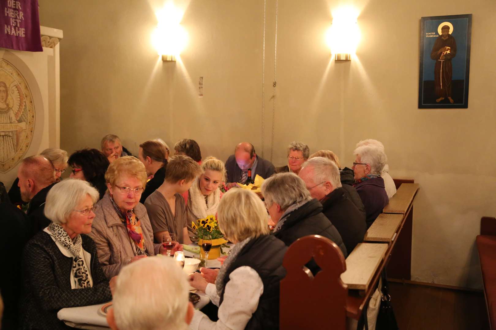 Tischabendmahl am Gründonnerstag in der St. Franziskuskirche