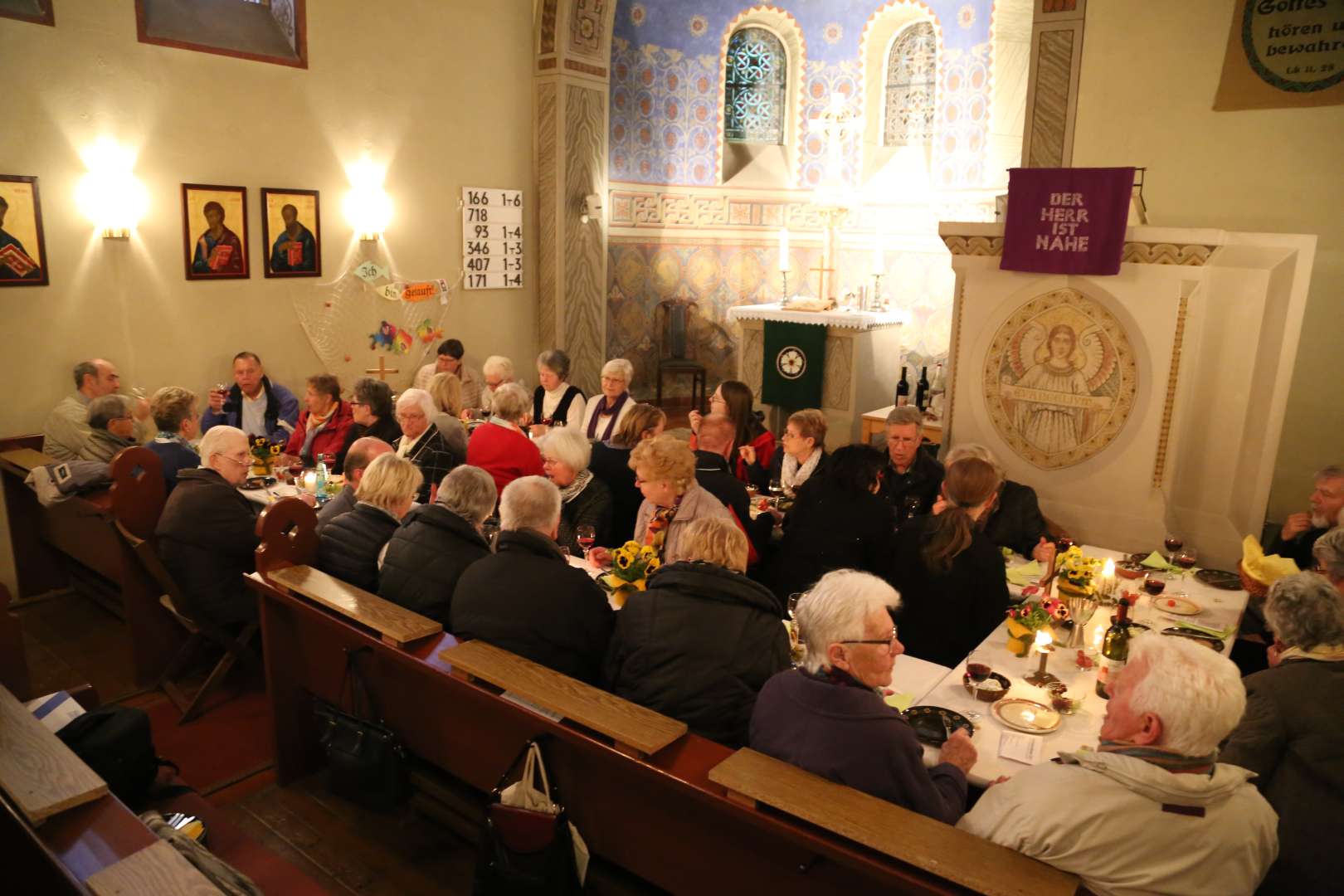 Tischabendmahl am Gründonnerstag in der St. Franziskuskirche