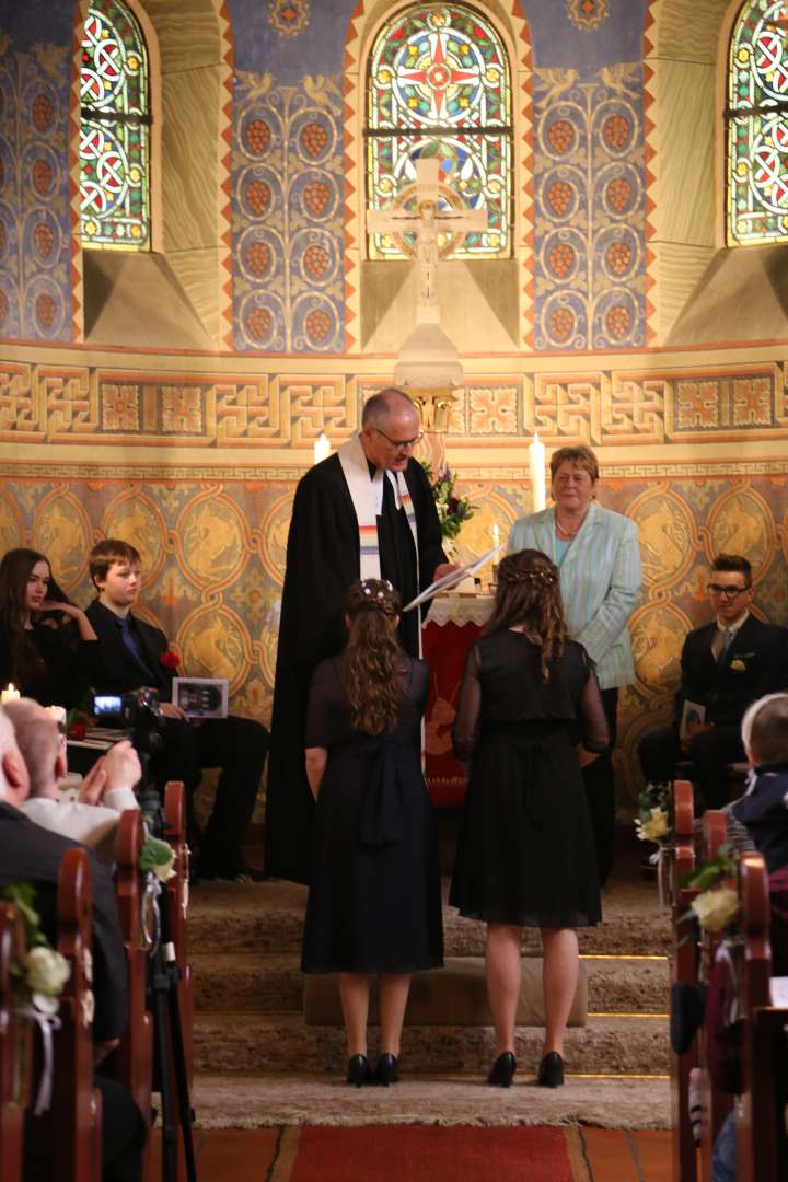 Konfirmation in der St. Franziskuskirche (ausführlich)