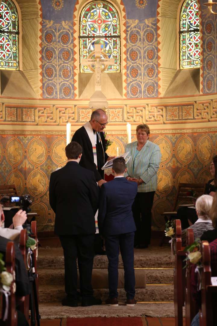 Konfirmation in der St. Franziskuskirche (ausführlich)