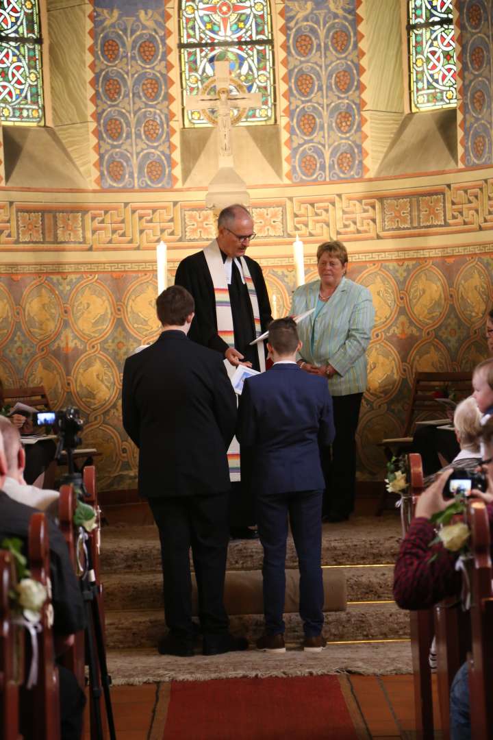 Konfirmation in der St. Franziskuskirche (ausführlich)