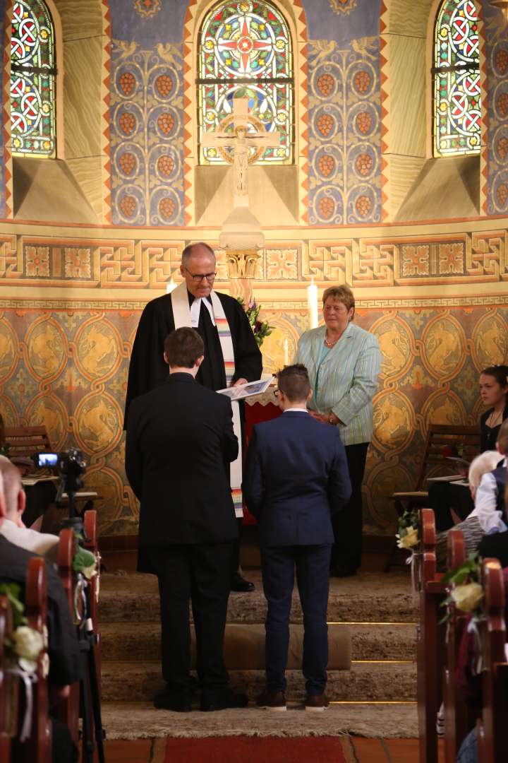 Konfirmation in der St. Franziskuskirche (ausführlich)