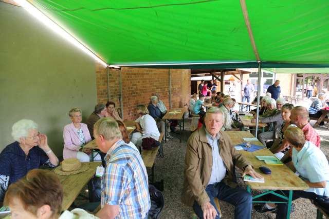 Pfingstgottesdienst auf dem Sportplatz