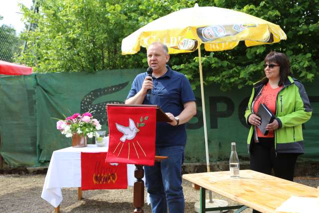 Pfingstgottesdienst auf dem Sportplatz