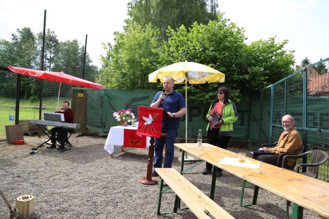 Pfingstgottesdienst auf dem Sportplatz