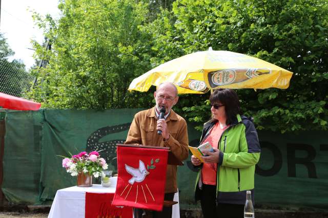 Pfingstgottesdienst auf dem Sportplatz