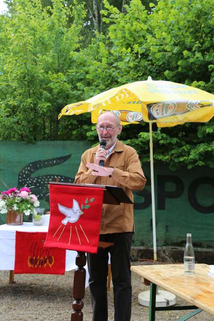 Pfingstgottesdienst auf dem Sportplatz