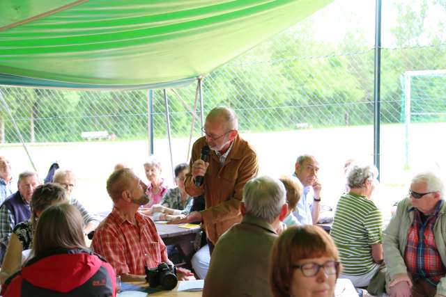 Pfingstgottesdienst auf dem Sportplatz