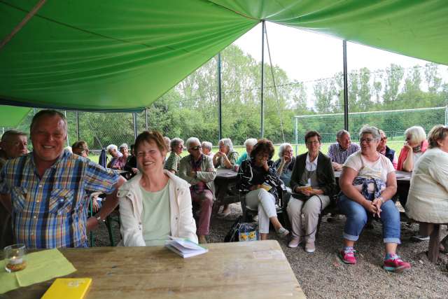 Pfingstgottesdienst auf dem Sportplatz