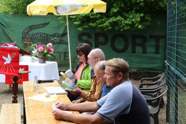 Pfingstgottesdienst auf dem Sportplatz