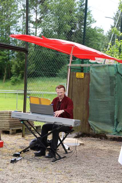 Pfingstgottesdienst auf dem Sportplatz