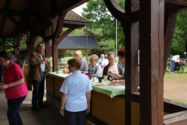 Pfingstgottesdienst auf dem Sportplatz