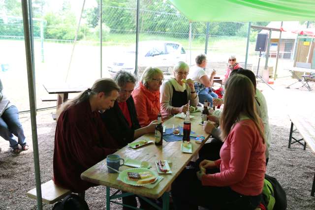 Pfingstgottesdienst auf dem Sportplatz