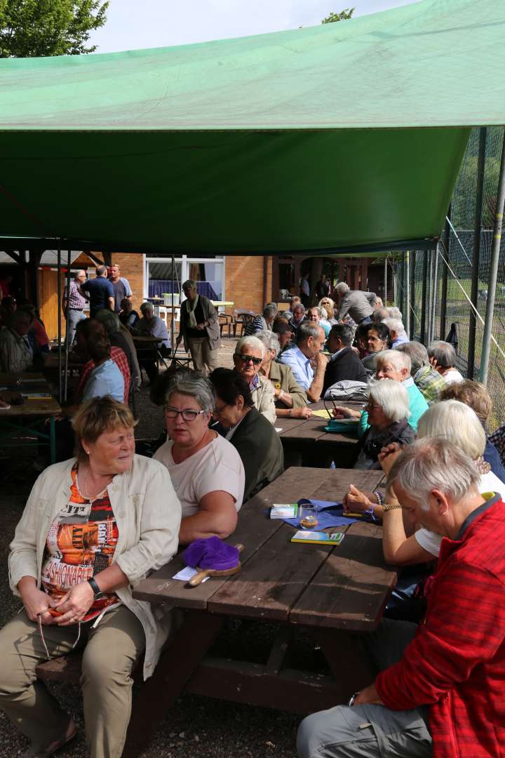 Pfingstgottesdienst auf dem Sportplatz