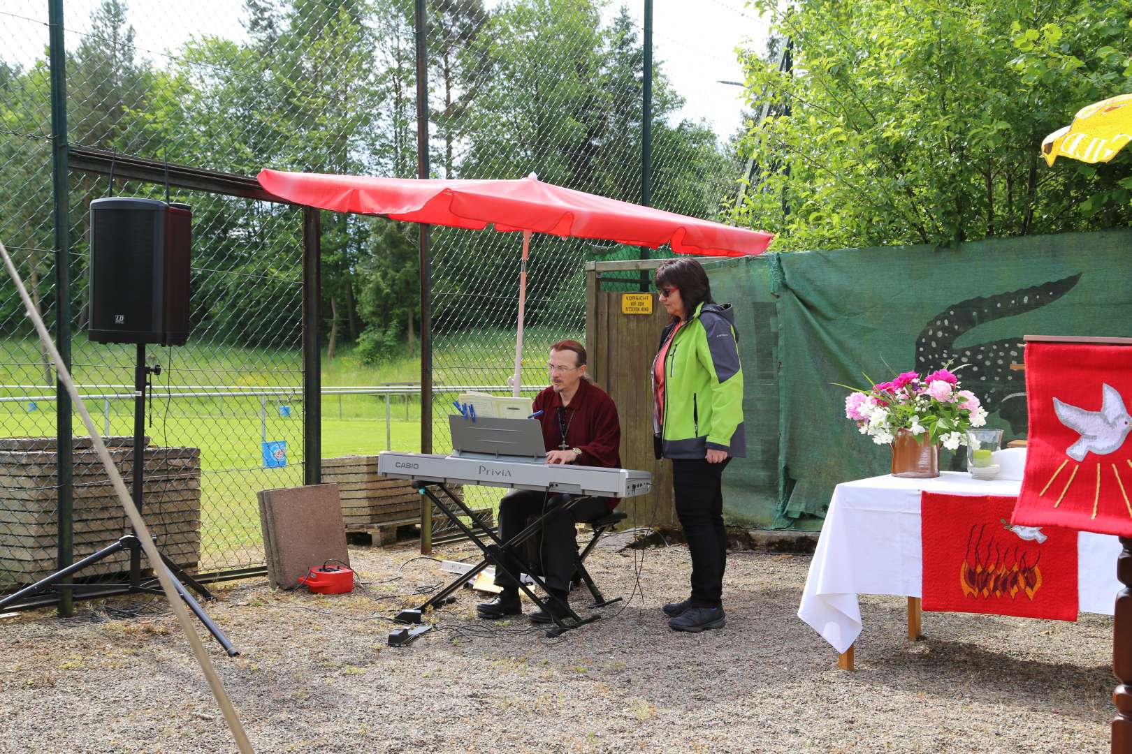 Pfingstgottesdienst auf dem Sportplatz