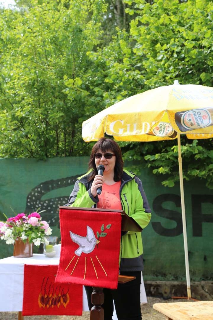 Pfingstgottesdienst auf dem Sportplatz